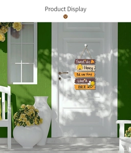 Targa rustica in legno Bee Day appesa a porta bianca con citazione Sweet like Honey