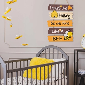 Dettaglio del cartello da parete in legno a cinque livelli a tema api in una nursery