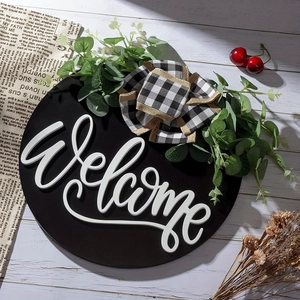 Détail du panneau Welcome en bois noir avec lettrage 3D blanc et nœud à carreaux chic