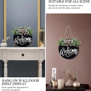 Double vue d'une plaque de bienvenue noire en bois avec feuilles d'eucalyptus vertes