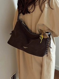 Dunkelbraune Shopper-Tasche aus Mattleder mit süßem Bärenanhänger und Kordel-Detail