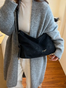 Minimalistische schwarze Damen-Einkaufstasche aus Leder am Modell für das Büro
