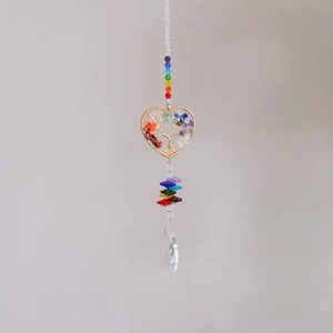 Détail de la décoration murale arbre de vie en cœur avec éclats de cristaux colorés