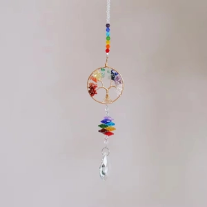Détail décoratif Arbre de Vie en cristal avec pierres colorées et pendentif prisme