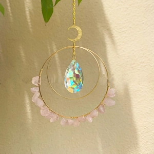 Sonnenfänger mit Mondrahmen, rosa Kristallsteinen und facettiertem Regenbogen-Anhänger