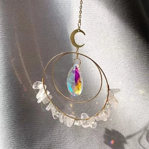 Boho Mond-Sonnenfänger mit Kristalltropfen und Rohsteinen auf grauem Seidenhintergrund
