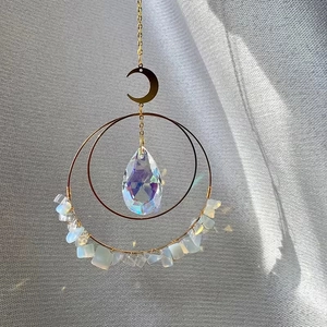 Detail eines Sonnenfängers mit Mond-Anhänger, Opal-Steinen und facettiertem Kristall