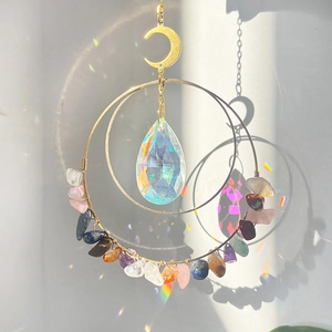Regenbogenlichteffekt an der Wand durch Sonnenfänger mit Mond und bunten Edelsteinen