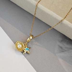 Collier coquillage doré avec perle et pendentif étoile de mer bleue au style marin