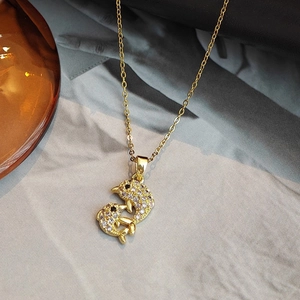 Collier dauphin doré avec zircons micro-pavés et chaîne à maillons délicate