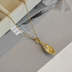 Collier élégant doré avec pendentif coquillage dauphin et zircons sur chaîne fine