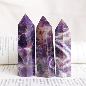 Trois pointes de cristal d'améthyste naturelle aux tons violets et finition hexagonale