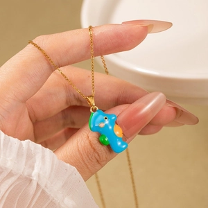 Collier en titane doré avec un joli pendentif dinosaure en émail bleu et détails colorés