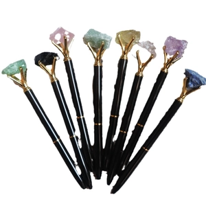 Lot de 8 stylos à bille noir et or ornés de diverses pierres de cristal brut