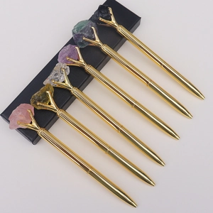 Coffret de stylos à bille dorés ornés de cristaux naturels bruts dans une boîte noire