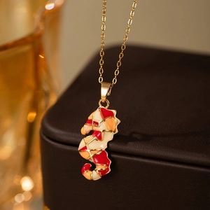 Collier pendentif hippocampe avec incrustation mosaïque colorée et chaîne dorée