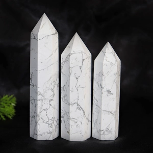 Lot de trois colonnes de cristal en turquoise blanche naturelle sur fond noir sombre
