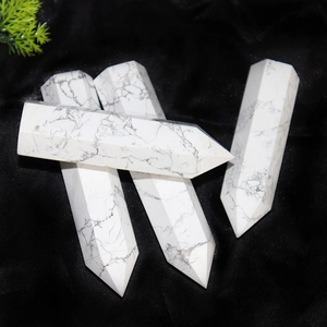 Pointes de cristal hexagonal en howlite blanche avec veines de marbre gris sur fond noir