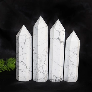 Vue détaillée de pointes de cristal de howlite blanche avec veines grises naturelles