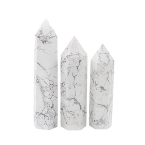Lot de trois piliers hexagonaux en cristal howlite avec veines grises naturelles
