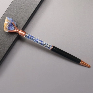 Makroansicht des schwarzen Kristall-Kugelschreibers mit Lapislazuli-Rohstein und Roségold