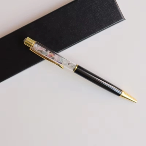 Detailansicht eines schwarzen Kugelschreibers mit Kristallen und Goldbesatz in Geschenkbox