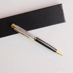 Nahaufnahme eines Business-Kristall-Kugelschreibers mit Goldakzenten und edler Geschenkbox