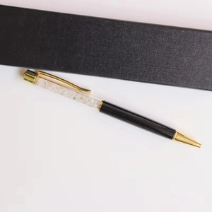 Detailaufnahme des Business-Kugelschreibers mit weißen Kristallen und Goldakzenten