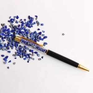 Detail eines kreativen Kugelschreibers mit Goldclips und Lapislazuli-Stein-Füllung