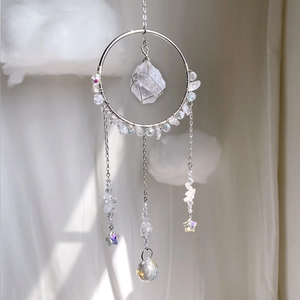 Capteur de soleil en cristal avec anneau argenté et pierre de quartz blanc naturel