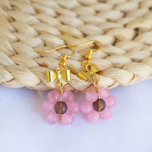 Boucles d'oreilles fleurs rose œil-de-chat avec nœud doré et crochet argent S925