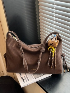 Große Kapazität Minimalistische Wildlederimitat Tragetasche Für Damen Matte PU Schultertasche Mit Bären Anhänger Handtasche