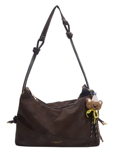 Braune Leder-Hobo-Tasche mit geknotetem Schultergurt und süßem Bären-Anhänger