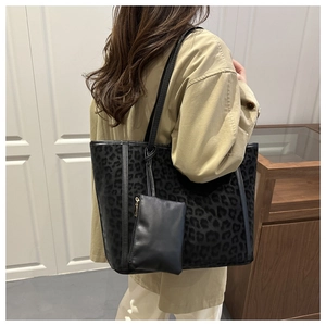 Dettaglio borsa shopper leopardata con mini bustina e consistenza scamosciata opaca