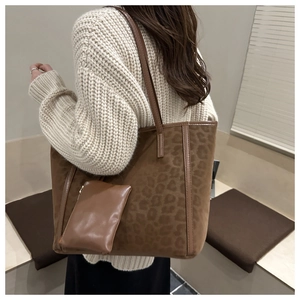 Dettaglio della borsa shopper leopardata in finto scamosciato con bustina abbinata