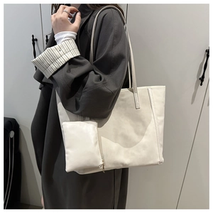 Grande borsa tote bianco sporco e mini pochette indossate a spalla in stile minimal