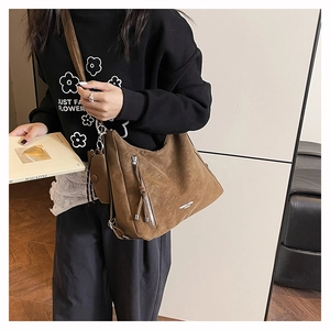Detail der braunen Vintage Hobo-Tasche mit Fransen-Reißverschluss und kleiner Münztasche