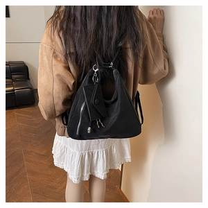Dettaglio borsa Hobo in nylon nero con hardware argento e piccolo portamonete incluso