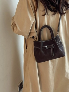 Sac bandoulière marron foncé rétro avec surpiqûres blanches et garnitures argentées femme