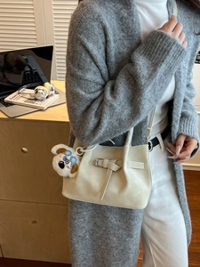 Sac à épaule en cuir blanc crème avec charmant pendentif chien pour un style urbain chic