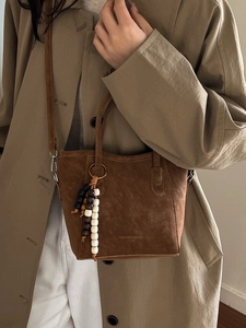 Dunkelbraune Wildleder-Eimertasche mit Perlenquaste und verstellbarem Gurt für Damen