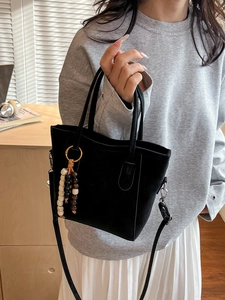 Schicke schwarze Wildleder-Eimertasche mit Perlenquaste und verstellbarem Schultergurt