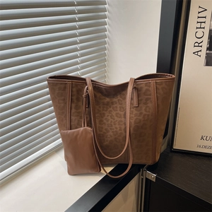 Borsa tote con stampa leopardata e pochette coordinata con manici in pelle marrone