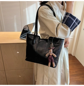 Grand sac cabas noir avec pendentif lapin mignon et surface texturée élégante en détail