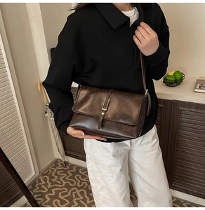 Gros plan d'un sac bandoulière vintage marron foncé avec sangle réglable