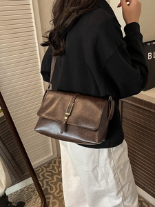 Sac à bandoulière vintage en cuir PU marron foncé avec boucle en métal élégante