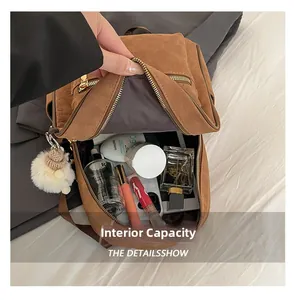 Vue de dessus du sac à dos marron ouvert montrant sa grande capacité intérieure