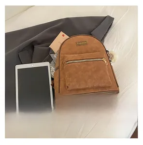 Détail du sac à dos marron vintage avec gaufrage de dessin animé et pompon