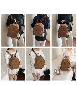 Collage d'un mannequin portant un sac à dos en velours marron avec porte-clés mouton