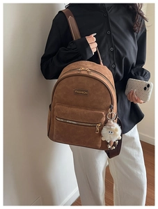Sac à dos vintage marron avec gaufrage dessin animé et charm mouton sur modèle